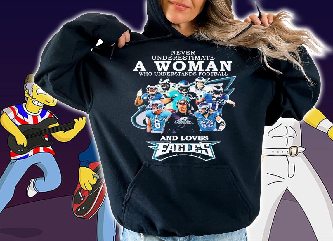 Never underestimate a woman who understands football and loves Eagles signatures shirt t-shirt