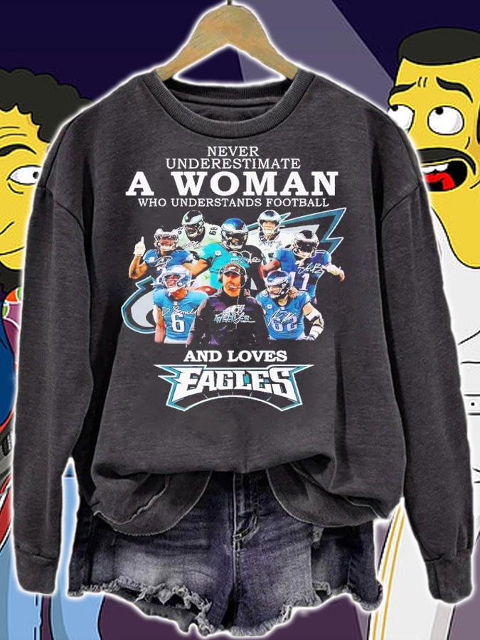 Never underestimate a woman who understands football and loves Eagles signatures shirt t-shirt